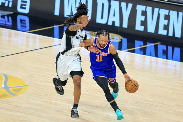 热度拉满!“尼克斯总冠军”冲上微博热搜第一 前十有四条NBA相关